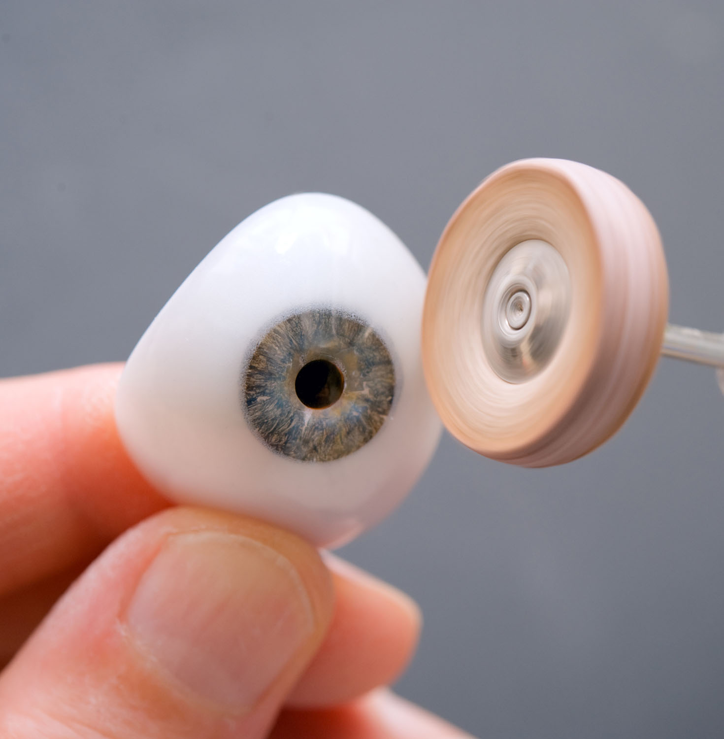 Polishing of an artificial glass eye